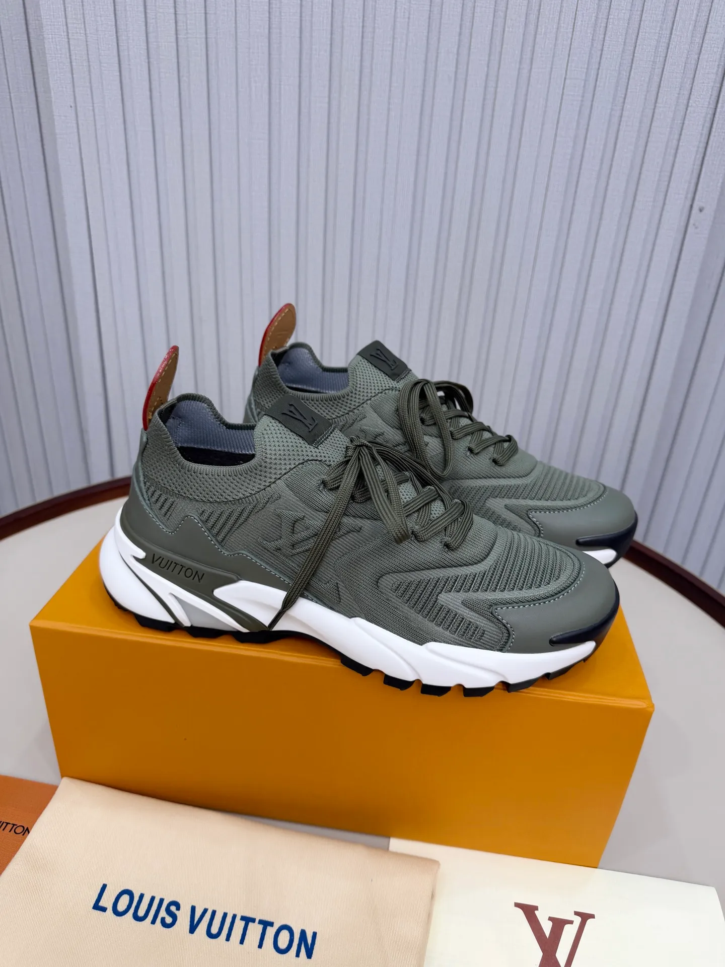 Men's men's shoes: 620💰Top version LV Louis Vuitton L Jialu brand Runner Tatic series thick-soled casual sports shoes running shoes original purchase development production production This LV Runner Tatic sports shoes combine fly woven fabric materials to interpret the inspiration of traditional mountaineering shoes. The LV letters are written on one side, the Louis Vuitton logo, and the light and wear-resistant rubber outsole completes the whole package. The delivery counter is exquisitely packaged🛍📦 ▪️Fabrics: Original imported custom fly-woven fabric ▪️Inner lining: Original custom-made breathable mesh ▪️Sole: Original molded anti-slip rubber combination material ▪️Sole thickness: 4CM ▪️Size: Men's 39-44, customized 45
